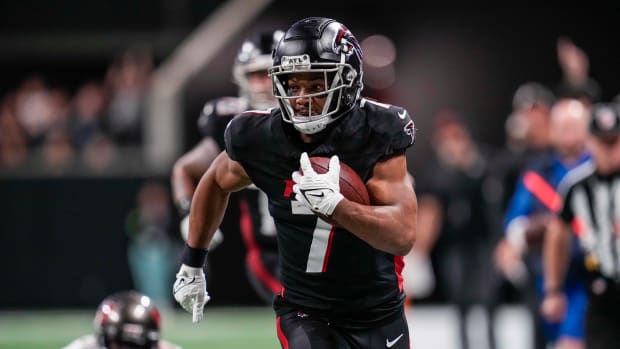 Atlanta Falcons running back Bijan Robinson (7) runs against the Tampa Bay Buccaneers during the second half at Mercedes-Benz Stadium.